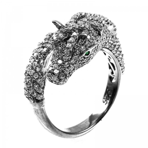 Anillo caballo blanco, con piedras blancas y verdes, rodio negro