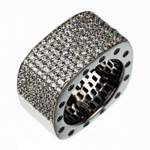 Anillo cuadrado, ancho, mitad pavee , piedras en sus costados, rodio negro