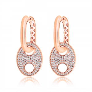 Par aros argollas rosadas, ovaladas, con dije pavee
