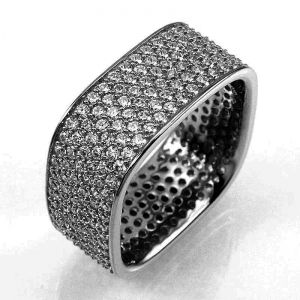 Anillo cuadrado, chato, pavee, rodio negro y piedras blancas