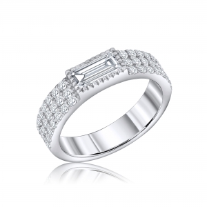 Anillo con piedra central baguette y pavee en sus costados