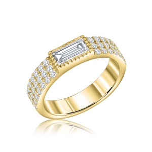 Anillo con piedra central baguette y pavee en sus costados, amarillo