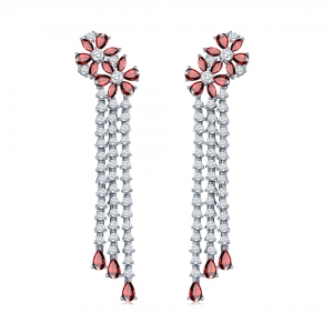 Par aros largos, 3 tiras , flor, plateados con piedras fucsia y blancas. Largo aprox: 6 cm