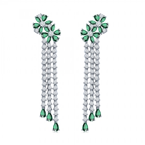 Par aros largos, 3 tiras , flor, plateados con piedras verdes y blancas. Largo aprox: 6 cm