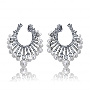 Par aros rodio negro con piedras redondas, baguettes y perlas . Largo aprox 4 cm