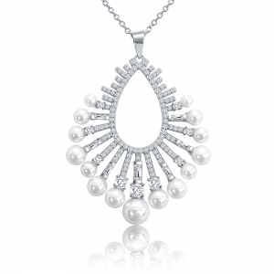 Conjunto ovalado con piedras redondas, baguettes y perlas. Largo aprox del dije 4,5 cm.