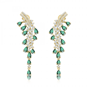 Par aros largos, amarillos, con piedras verdes