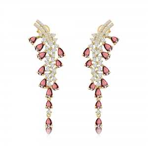 Par aros largos, amarillos, con piedras fucsias