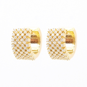 Par aros argollas, anchas, amarillas, piedras blancas. Diametro interno 1 cm