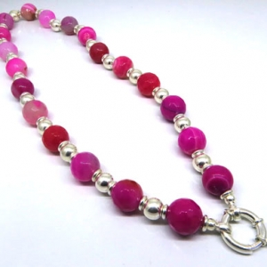 gargantilla con piedras fucsia y bolitas, cierre marinero