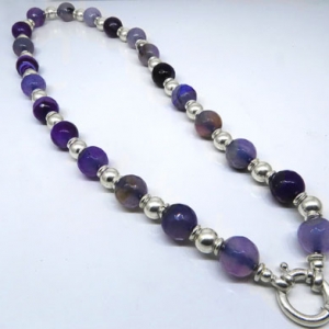 gargantilla con piedras violeta y bolitas, cierre marinero