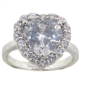 Anillo solitario piedra talla corazon grande con borde cubics con grifas cuerpo finito