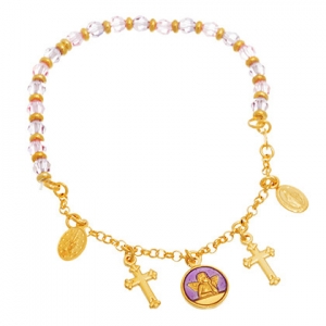 pulsera elastizada con bolitas facetadas rosadas y dijes religiosos colgantes, amarilla