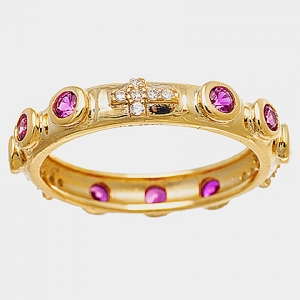 Anillo tipo sin fin amarillo, piedras rosadas virolas , cruz con piedras