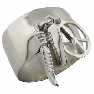 anillo ancho con dijes colgantes; pluma, barrita, simbolo de la paz 