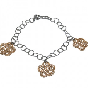 pulsera eslabones redondos con 3 dijes flores caladas enchapadas rosadas