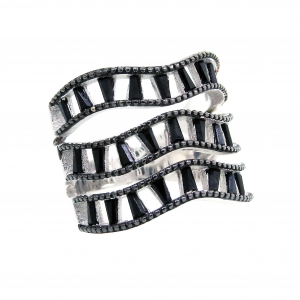 Anillo 3 tiras piedras trapecio piedras negras rodio negro
