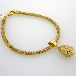 pulsera entretejida dorada con dije colgante ovalado