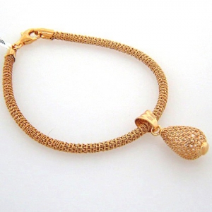 pulsera entretejida rosada con dije colgante ovalado