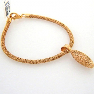 pulsera entretejida rosada con dije colgante ovalado