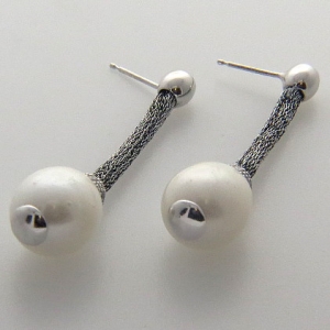 Par aros , hilo de seda gris oscuro con perla colgante