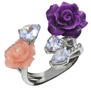 anillo abierto flores rosa, violeta y y 3 piedras blancas